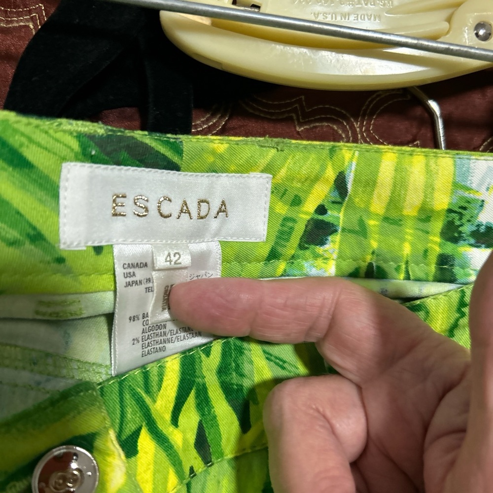 Escada women’s Green Leaf Print Bottoms - Picture 4 of 6